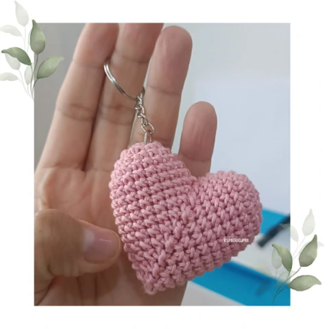 Kit Lembrancinhas Chaveiro de Coração em Amigurumi com Tag Acrílico - Feito à Mão (10 Unidades)