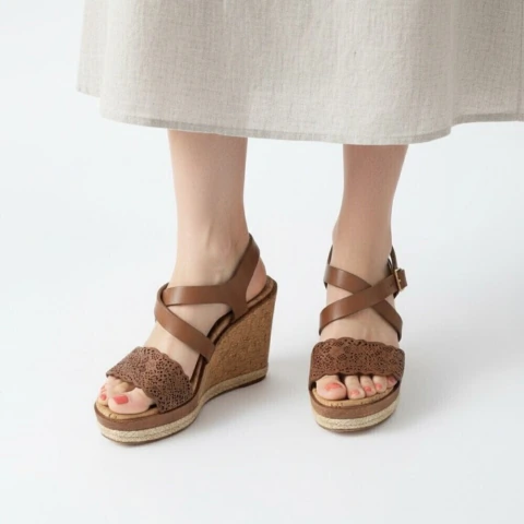 Salvatore Ferragamo - Sandalias camel de piel con detalle calado y plataforma.
