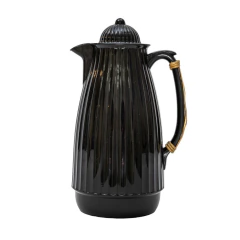 Garrafa térmica preta com alça de bambu