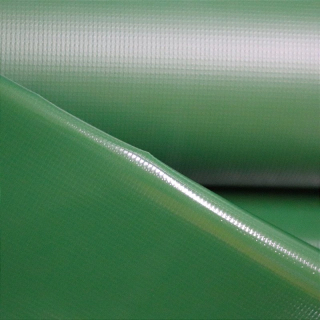 Rolo de lona na cor verde fundo verde