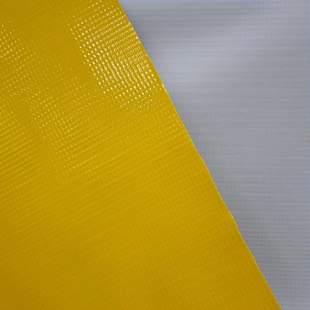 Toldo de lona na cor amarelo fundo gelo cobrindo uma área externa