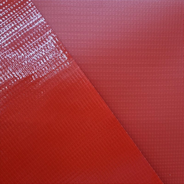 Toldo de lona na cor vermelho fundo vermelho cobrindo uma área externa