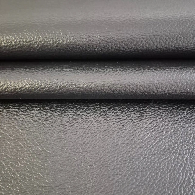 Detalhe da textura do sintético preto e do forro em trama