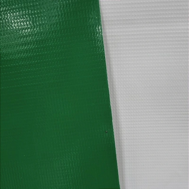 Toldo de lona na cor verde fundo gelo cobrindo uma área externa