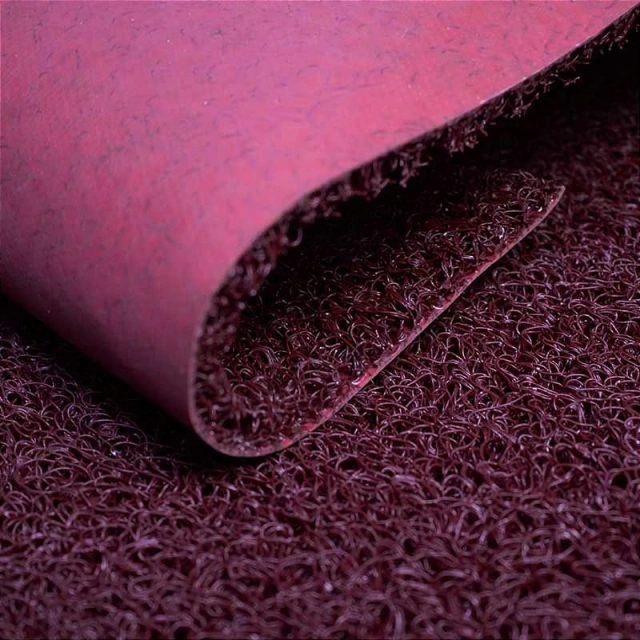 Detalhe da superfície do capacho de vinil bordô