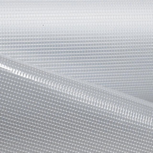 Toldo com lona translúcida cristal cobrindo uma varanda