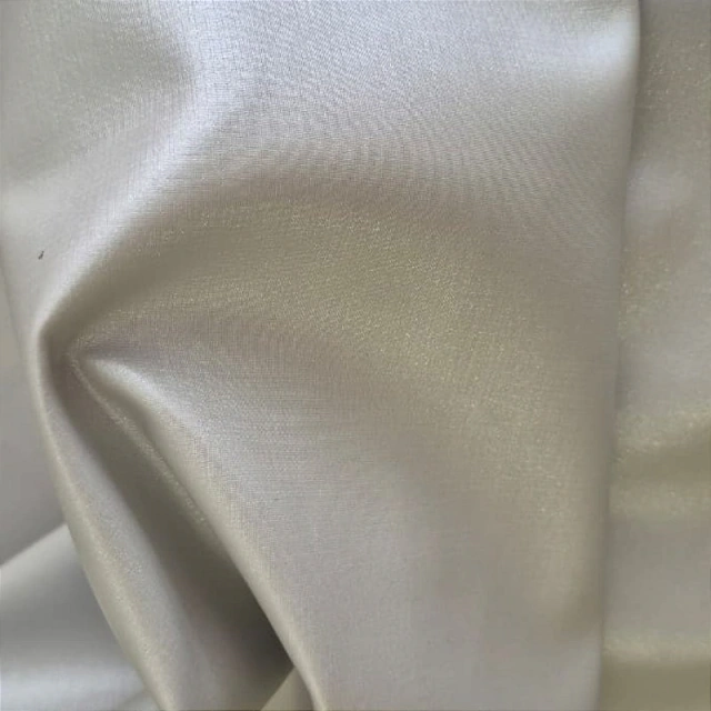 Detalhe da textura do sintético prata e do forro em trama