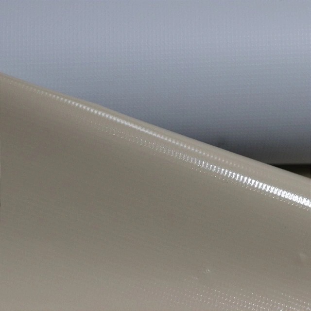 Rolo de lona na cor bege fundo gelo