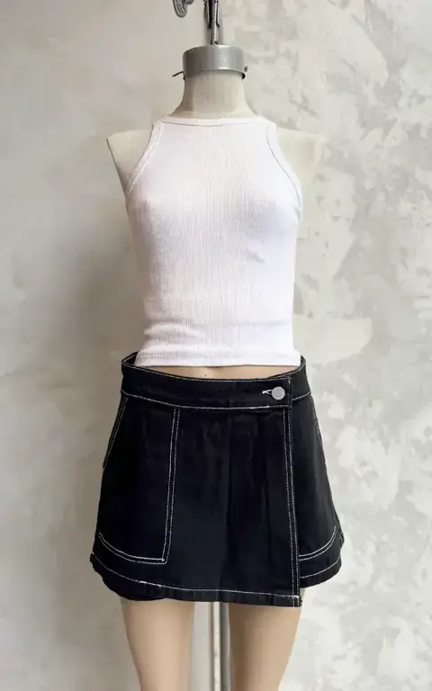 ART-R0360ZZZ | SKORT NEGRO TIRO ALTO FALDA CRUZADA CON BOTÓN INQUIETA