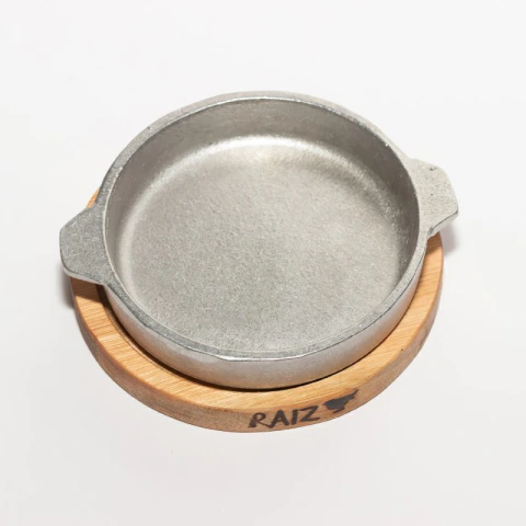 Luján -- Provoletera de aluminio con asas y plato de madera 16x16x2 cm - comprar online