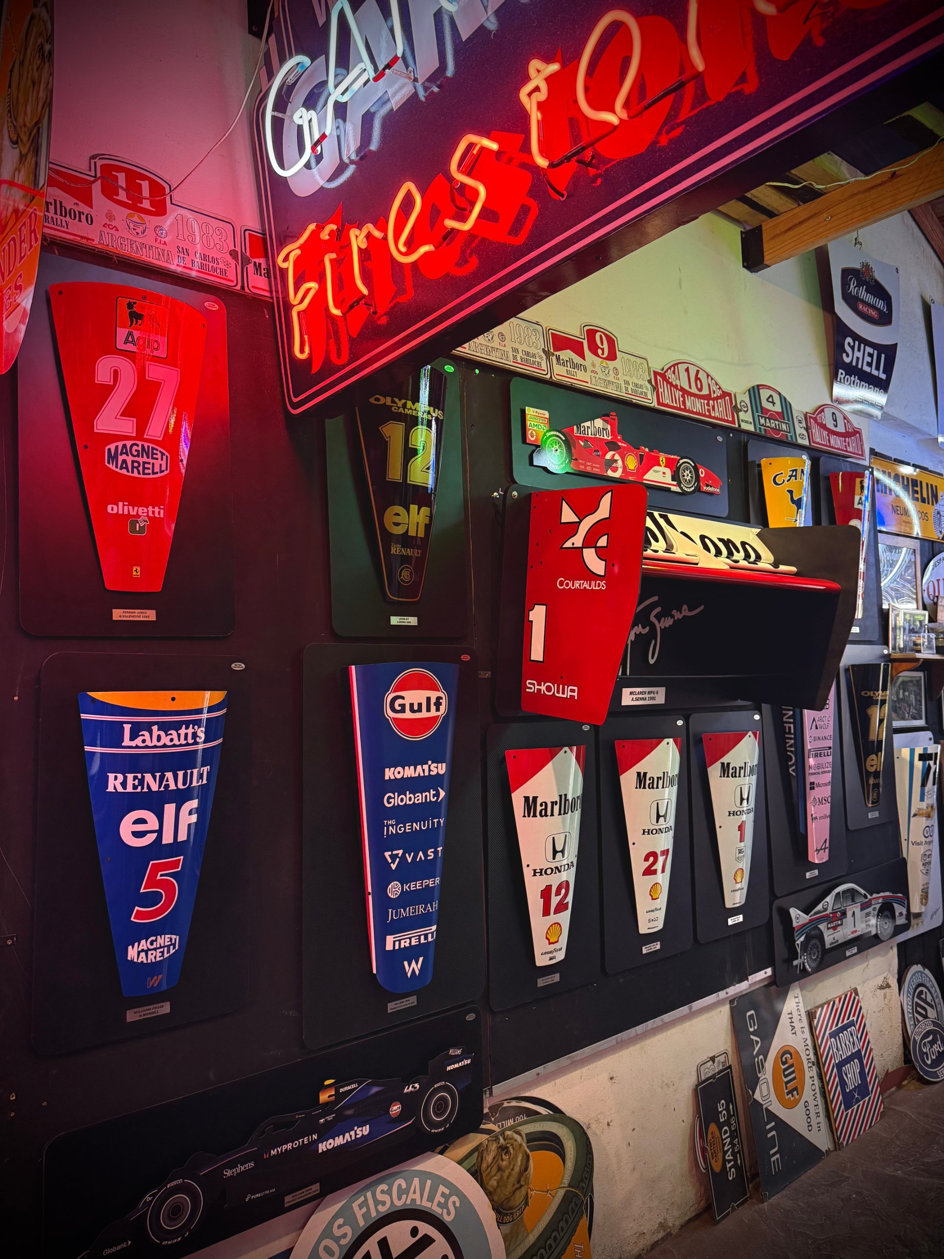 Showroom de Retro Carteles con trompas y carteles de neón