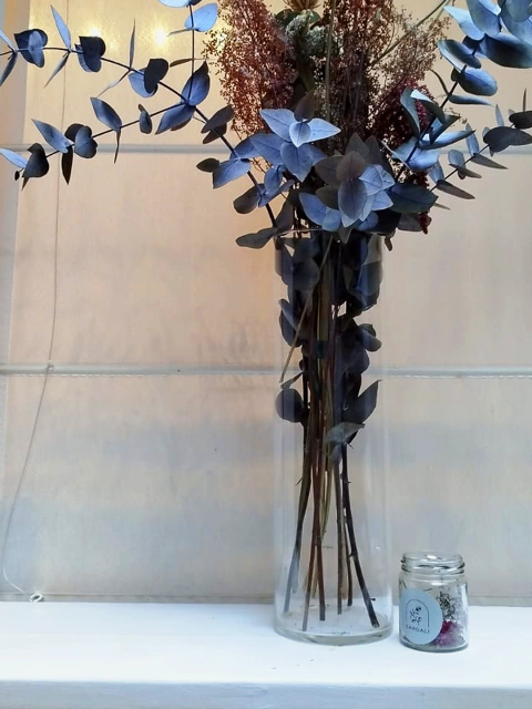 Florero de vidrio alto con ramo