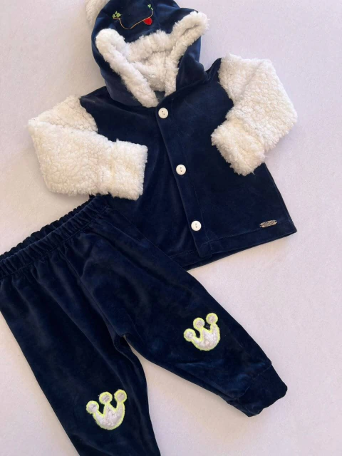 CONJUNTOPLUSH COM PELO BORDADO ORELHINHA
