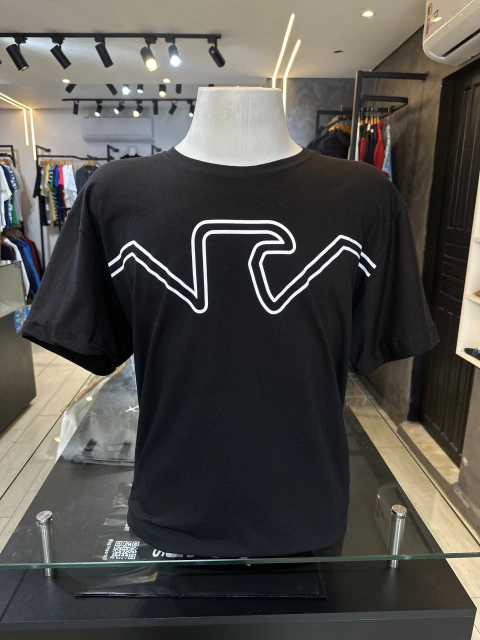 Camiseta Extra grande - Armani preta - Águia estampada no peito