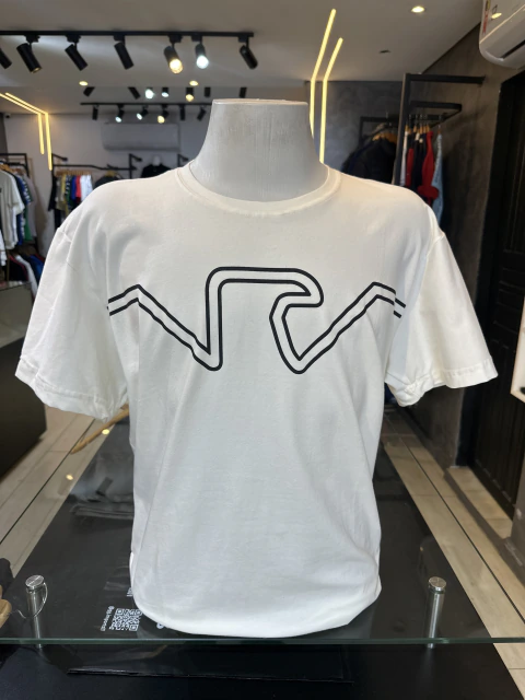 Camiseta Extra grande - Armani - Branca - águia estampada no peito