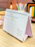 Calendário de Mesa A5 | Capa Dura | Listras Rosa e Azul | Wire-o Branco - loja online