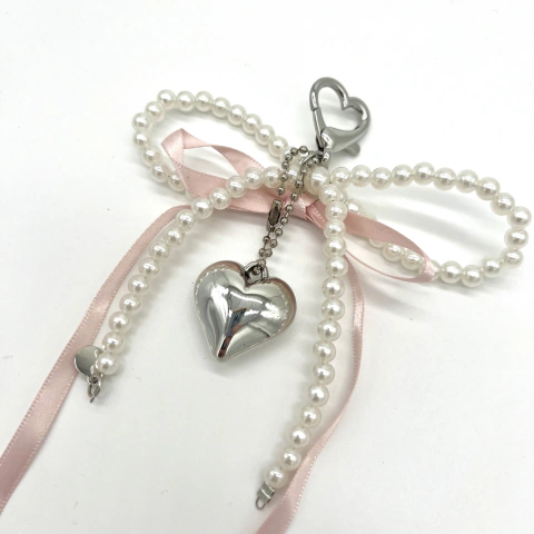 Llavero Bag Charm con Cintas, Moño de Perlas y Corazón