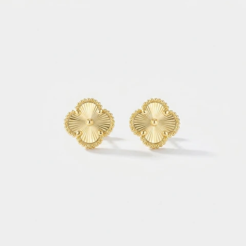 Brinco Trevo Diamantado banho dourado com a tecnologia Goldshield, a prova d'água e suor, hipoalergênico.