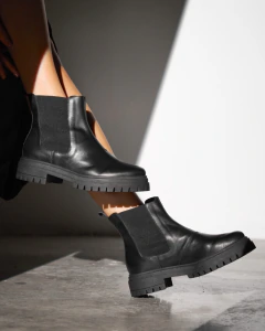 Bota Chelsea Couro Mary Black na internet