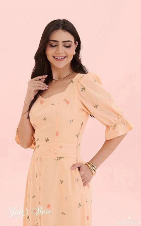 Vestido em Tricoline Bordada Maiara Pessego Aline - Cerkunvis