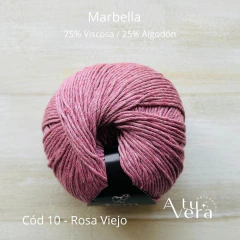 Ovillo de hilado Marbella color verde malva, compuesto por 75% viscosa y 25% algodón