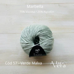 Ovillo de hilado Marbella color verde malva, compuesto por 75% viscosa y 25% algodón