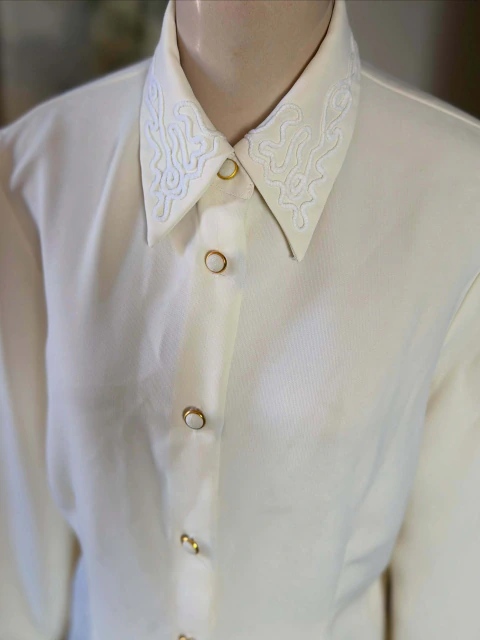 Camisa off white vintage com gola bordada