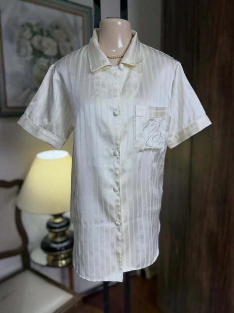 Conjunto de pijama shorts e camisa creme