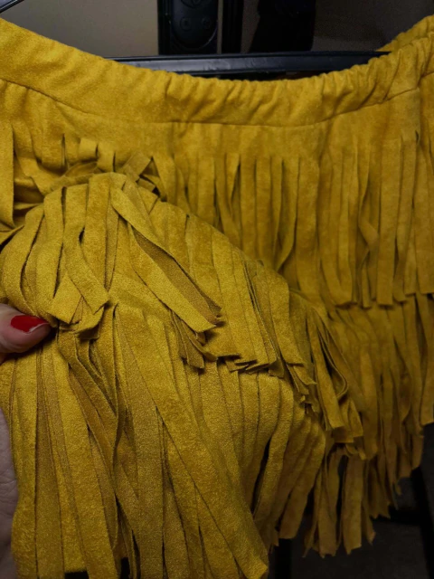 Saia de suede com franjas mostarda
