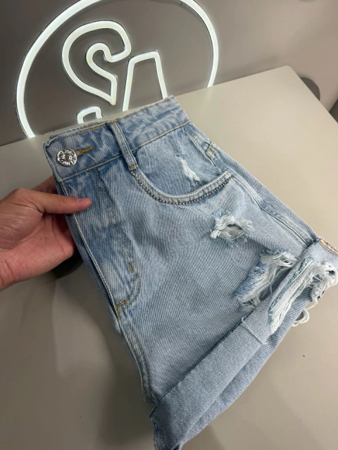 SHORT JEANS DESTROYED C/ STRASS