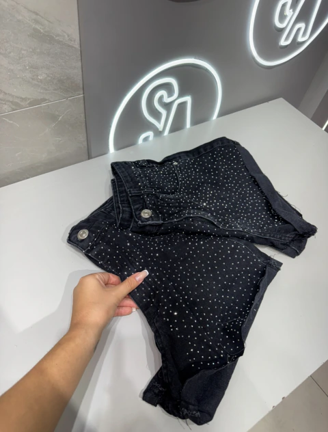 SHORT JEANS SENSAÇÃO GRAFITE STRASS
