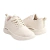 É um **tênis esportivo casual**, de cor **bege/off-white**, com design moderno e minimalista. Possui **fechamento por cadarço**, cabedal com detalhes texturizados e **solado robusto e leve**, com acabamento que sugere boa absorção de impacto. O modelo com