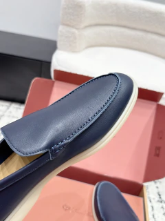 Loro Piana Summer Walk na internet
