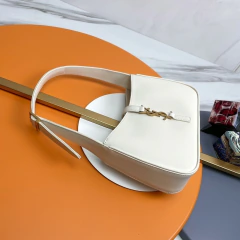 Bolsa hobo Saint Laurent Le 5 à 7 na internet