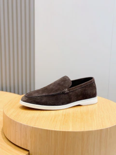 Loro Piana Summer Walk na internet