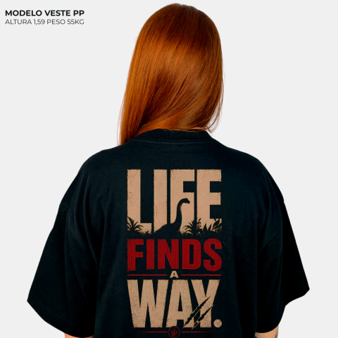 Camiseta Oversized Preta Life Finds a Way