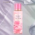 Body Splash Pure Seduction Daydream da Victoria's Secret em embalagem rosa com detalhes dourados, sobre fundo lilás com tecido branco