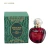 Perfume feminino Brand Collection nº 020 em frasco vermelho com tampa transparente ao lado da caixa verde com detalhes dourados