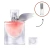 Frasco do perfume La Vie Est Belle da Lancôme com líquido rosa e tampa transparente removida, ao lado imagem de um frasco de spray pequeno para refil