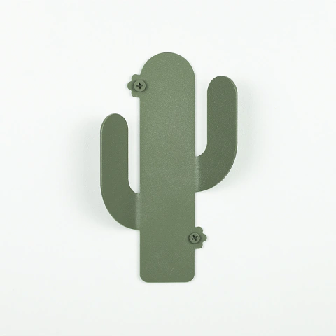Cabideiro de parede decorativo em formato de cacto verde, ideal para organizar roupas e acessórios.