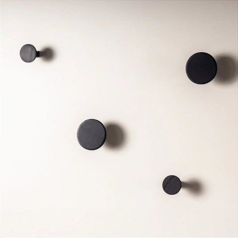 Conjunto de quatro cabideiros de madeira Guaratiba Mixed Linha Ébano fixados em parede clara, com design moderno e acabamento escuro.