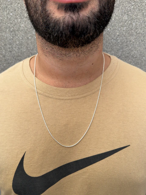 Colar Masculino de Corrente Torcida em Prata 925 no pescoço