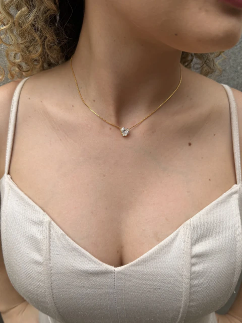 Colar Delicado com Pequeno Pingente Banhado a Ouro 18k no pescoço