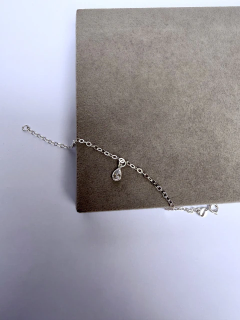 Pulseira prateada fina com pingente de coração
