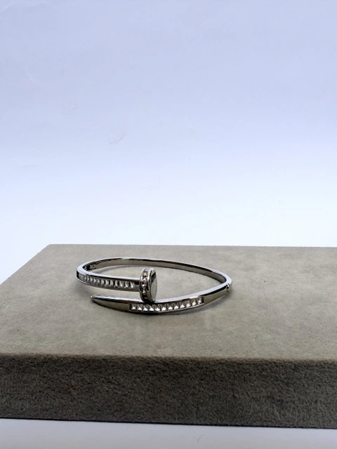 Pulseira rígida prateada cravejada