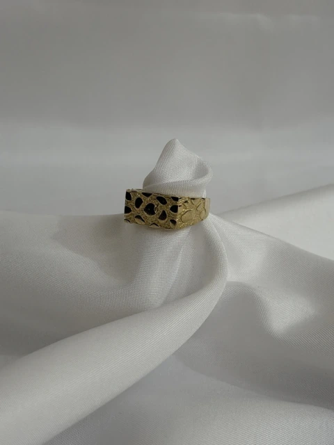 Anillo Sello de Oro con Textura Tipo Pepita