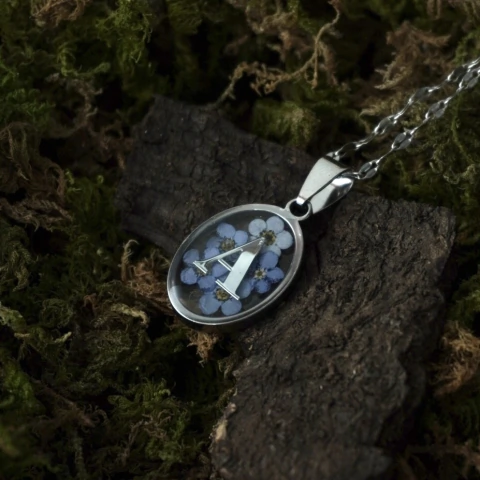Collar ovalado personalizado con inicial + flores azules -