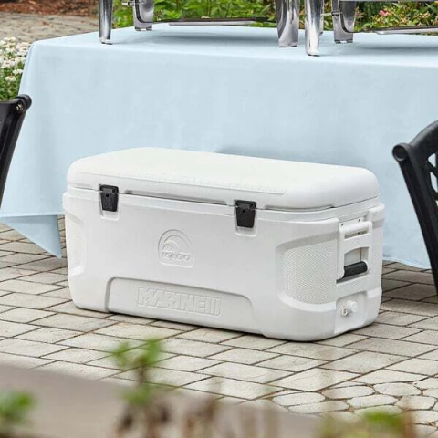 Conservadora Igloo Marine Contour 120 QT blanca sobre una mesa