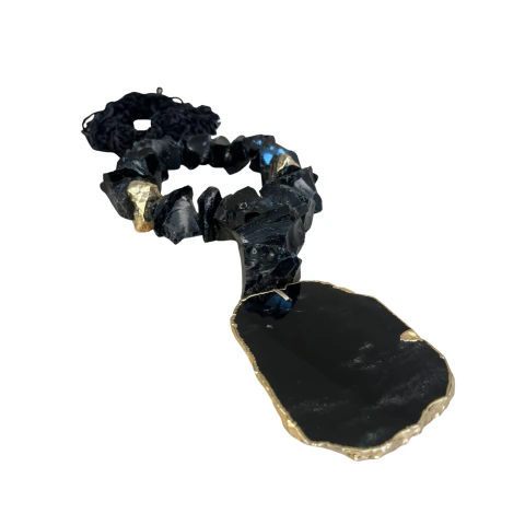 Colar decorativo em pedra natural obsidiana preta com ponteira em chapa banhada