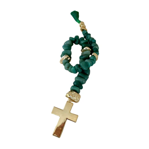 Colar decorativo em pedra natural quartzo verde com crucifixo banhado